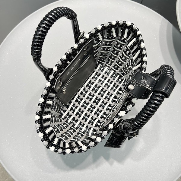 人気急上昇バレンシアガ ビストロ XS 偽物 ストラップ付きバスケット 6713422IE6Y1091N級品