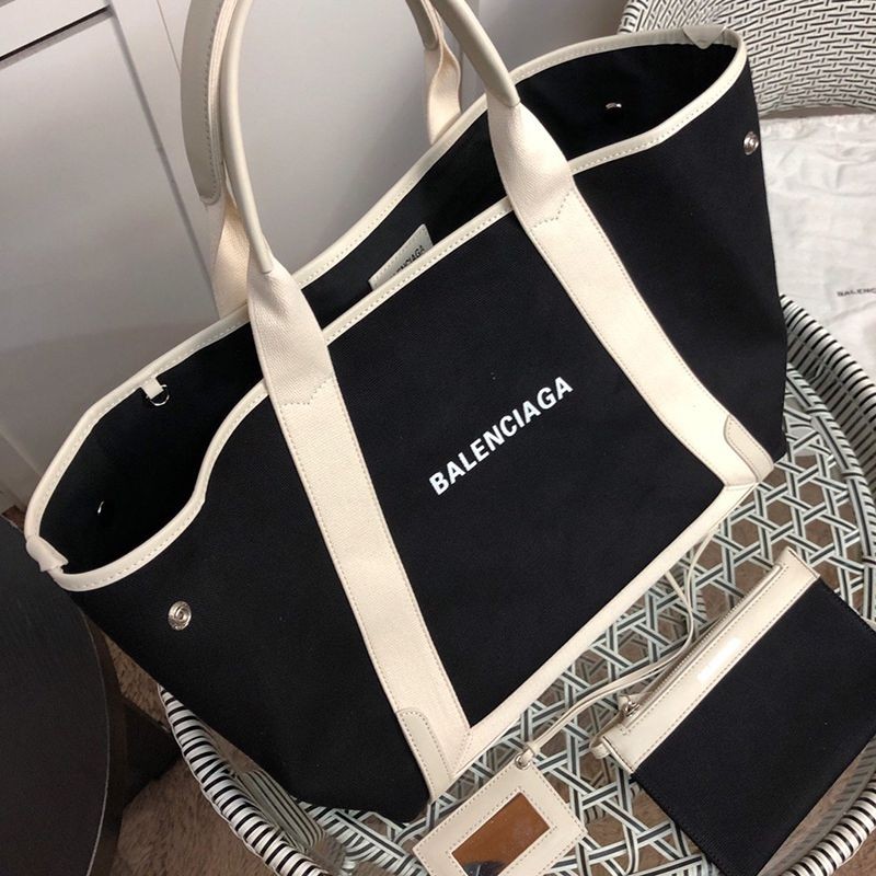 送料込バレンシアガ ネイビーカバス スーパーコピー M トート ブラック×ベージュ バレンシアガ コピー bab31528人気