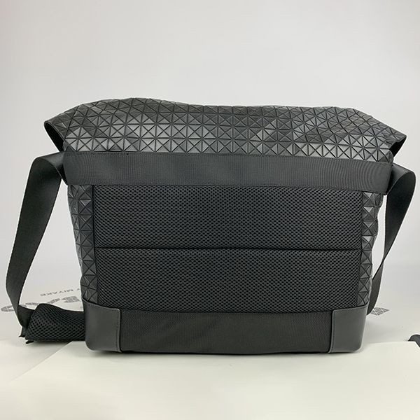 定番バオバオイッセイミヤケ 偽物 ショルダーバッグ bab75575高い品質