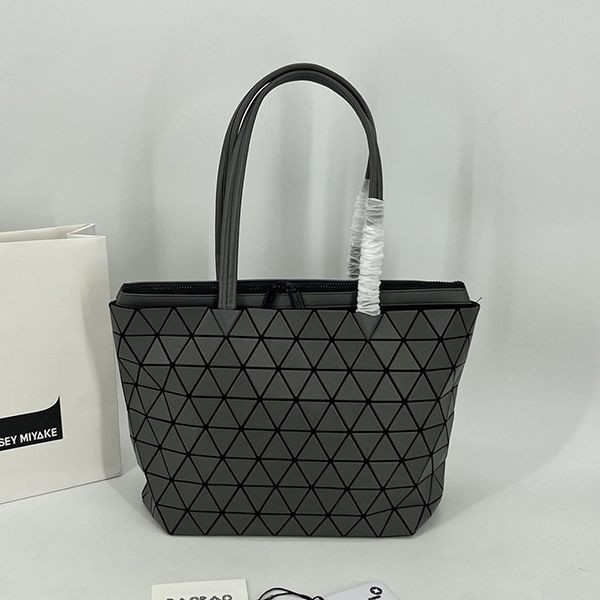 送料込BAOBAO ISSEY 偽物 MIYAKE カルトン メタリック バッグ bae74241高い品質