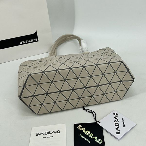 入手困難BAOBAO ISSEY コピー MIYAKE カルトン メタリック バッグ bao54459激安送料無料