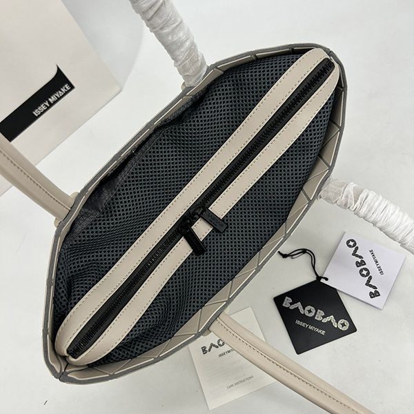 入手困難BAOBAO ISSEY コピー MIYAKE カルトン メタリック バッグ bao54459高い品質