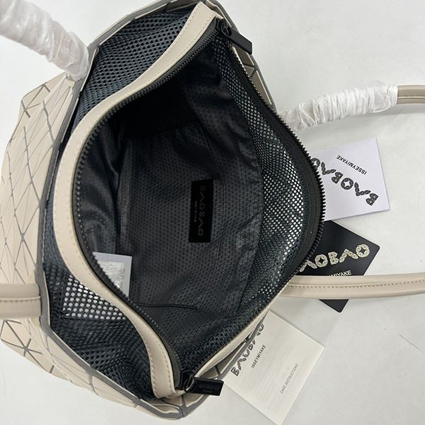 入手困難BAOBAO ISSEY コピー MIYAKE カルトン メタリック バッグ bao54459人気