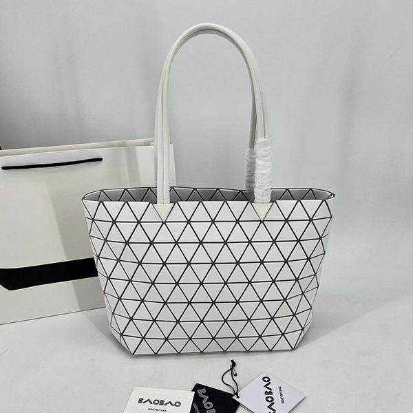 セレブ多数愛用BAOBAO ISSEY スーパーコピー MIYAKE カルトン メタリック バッグ baz43693通販