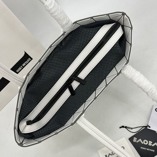 セレブ多数愛用BAOBAO ISSEY スーパーコピー MIYAKE カルトン メタリック バッグ baz43693高い品質