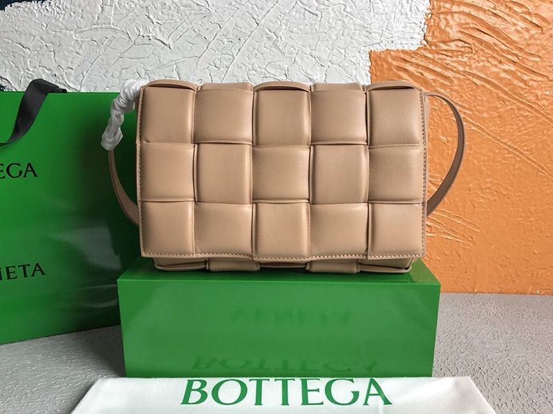 入手困難ボッテガヴェネタ パデットカセット コピー ショルダーバッグ アーモンド 591970VCQR12700通販