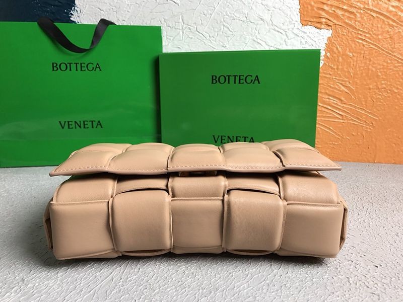 入手困難ボッテガヴェネタ パデットカセット コピー ショルダーバッグ アーモンド 591970VCQR12700人気