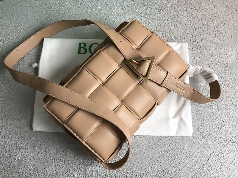 入手困難ボッテガヴェネタ パデットカセット コピー ショルダーバッグ アーモンド 591970VCQR12700最高級