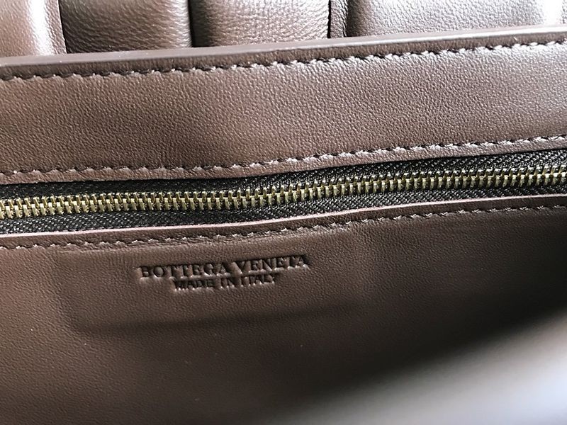 欲しい♡超限定♪ボッテガヴェネタ パデットカセット コピー ショルダーバッグ グレープ 591970VCQR15010代引きを販売