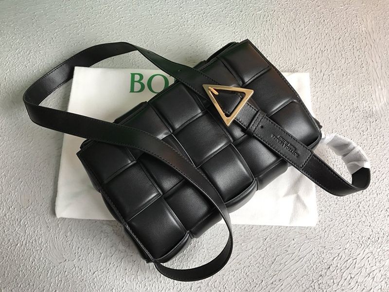 欲しい♡超限定♪ボッテガヴェネタ パデッドカセット 偽物 ショルダーバッグ ゴールド仕上げ 591970VCQR18425高い品質