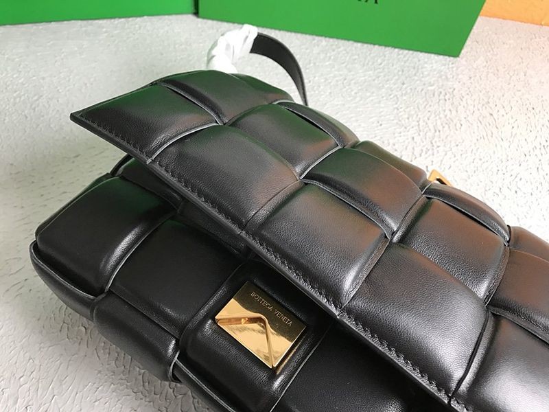 欲しい♡超限定♪ボッテガヴェネタ パデッドカセット 偽物 ショルダーバッグ ゴールド仕上げ 591970VCQR18425代引きを販売