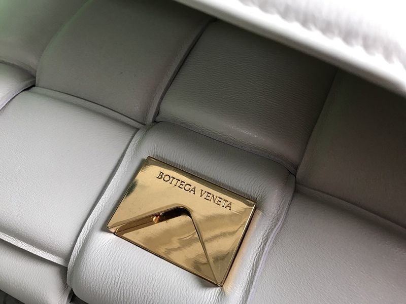 希少色ボッテガヴェネタ コピー パデッドカセット ショルダーバッグ ゴールド仕上げ 591970VCQR19143代引きを販売