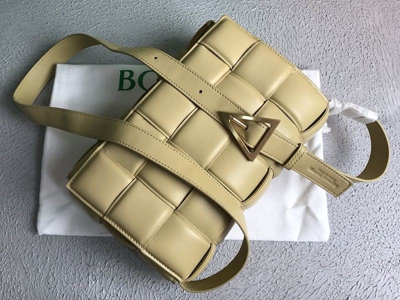 最安値挑戦ボッテガヴェネタ コピー パデッドカセット ショルダーバッグ シナバー 591970VCQR19782高い品質