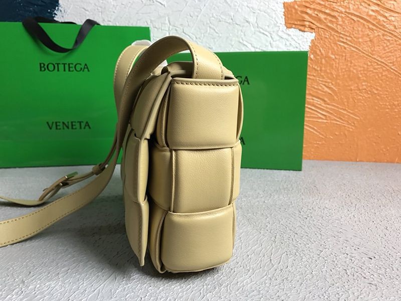 最安値挑戦ボッテガヴェネタ コピー パデッドカセット ショルダーバッグ シナバー 591970VCQR19782人気