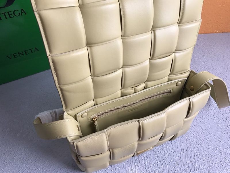 最安値挑戦ボッテガヴェネタ コピー パデッドカセット ショルダーバッグ シナバー 591970VCQR19782N級品