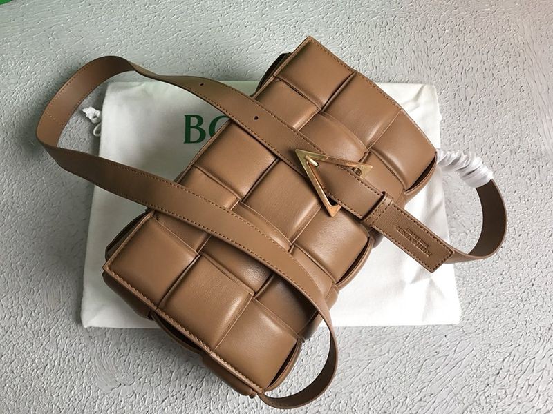 可愛いボッテガヴェネタ パデットカセット コピー ショルダーバッグ キャラメル 591970VCQR19850高い品質