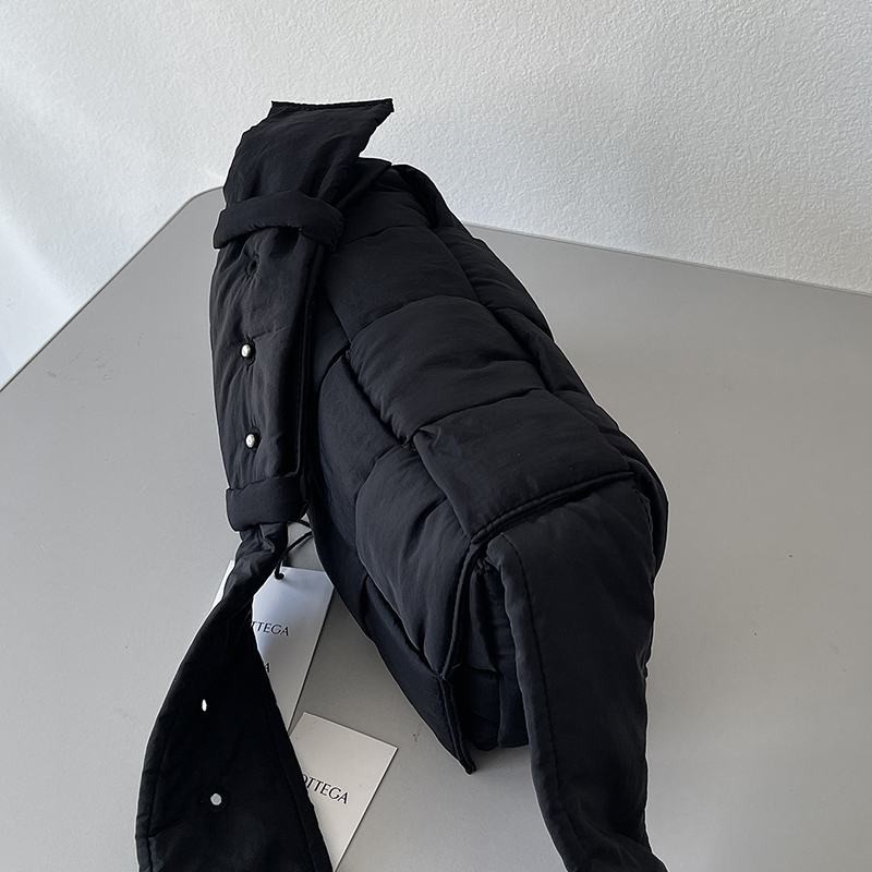 世界中で大人気♪ボッテガヴェネタ パデッド テック カセット コピー ブラック 628951VBO818803代引きを販売