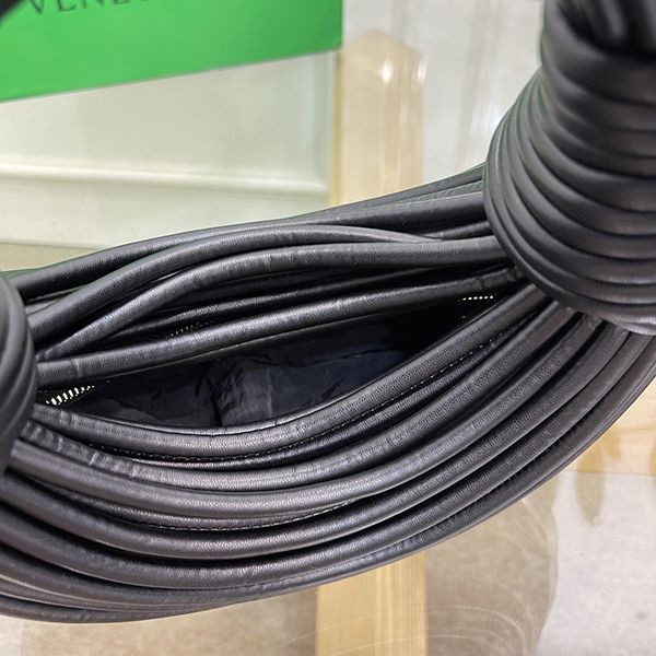超希少！ボッテガ ヴェネタ コピー チューブ形 レザー ミニバッグ 4色 680934V1H106170品質保証