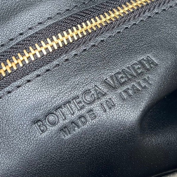 稀少ボッテガ スーパーコピー パデッド カセット ショルダーバッグ 710210V2AJ19811N級品