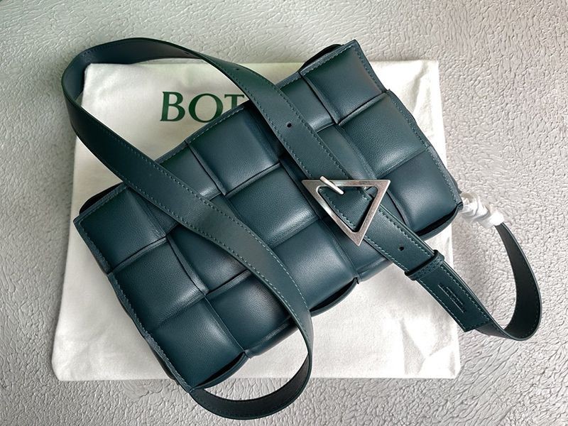 日本未入荷ボッテガヴェネタ パデッド カセット コピー レザー製クロスボディバッグ boa95690高い品質