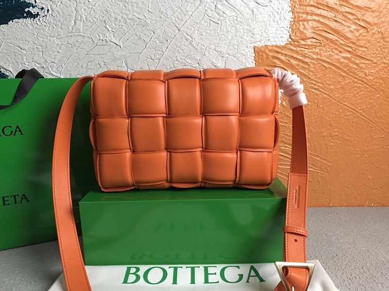 ☆超人気☆ボッテガヴェネタ 偽物 パデッドカセット ショルダーバッグ オレンジ bob93124激安送料無料