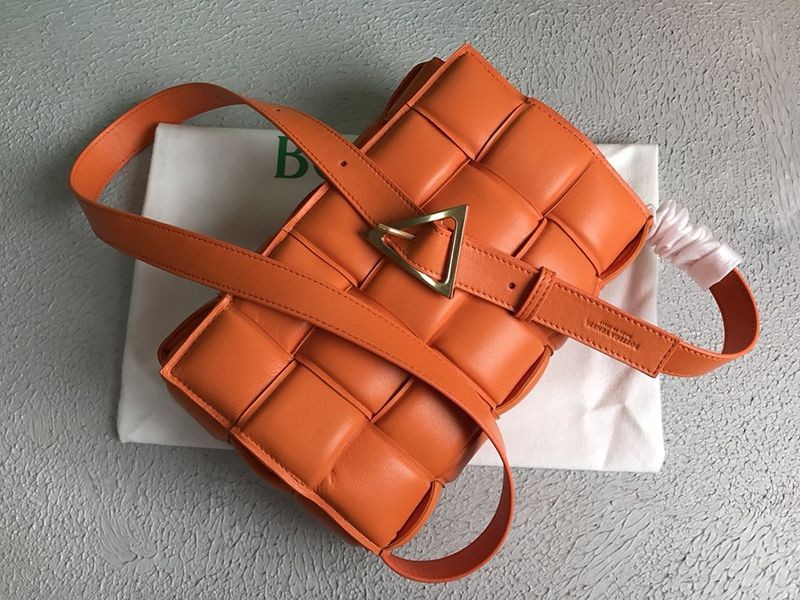 ☆超人気☆ボッテガヴェネタ 偽物 パデッドカセット ショルダーバッグ オレンジ bob93124高い品質