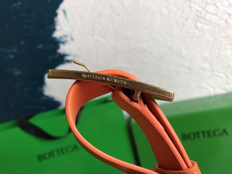 ☆超人気☆ボッテガヴェネタ 偽物 パデッドカセット ショルダーバッグ オレンジ bob93124品質保証