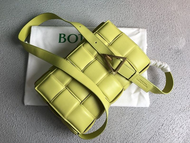 セール新作ボッテガヴェネタ パデッド カセット コピー レザー製クロスボディバッグ boc82579高い品質