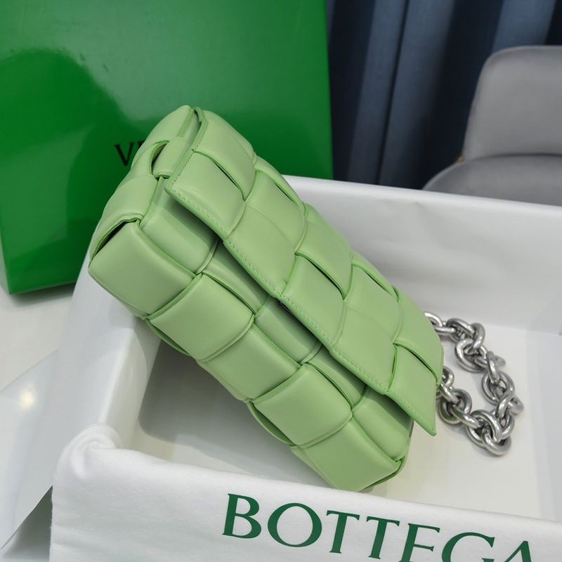 《大人気》ボッテガヴェネタ ザチェーン カセット 偽物 レザー製クロスボディバッグ bod87830最高級