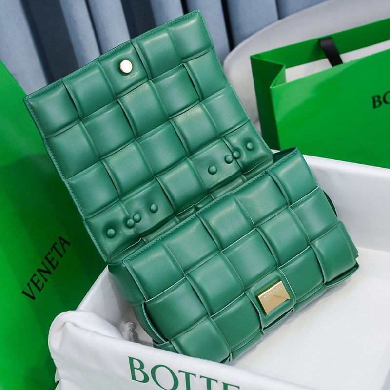 日本未入荷ボッテガヴェネタ ザチェーン カセット コピー レザー製クロスボディバッグ boe32222最高級