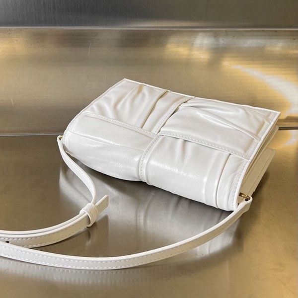 定番 ボッテガヴェネタ カセット ミニ クロスボディバッグ boe32941代引きを販売
