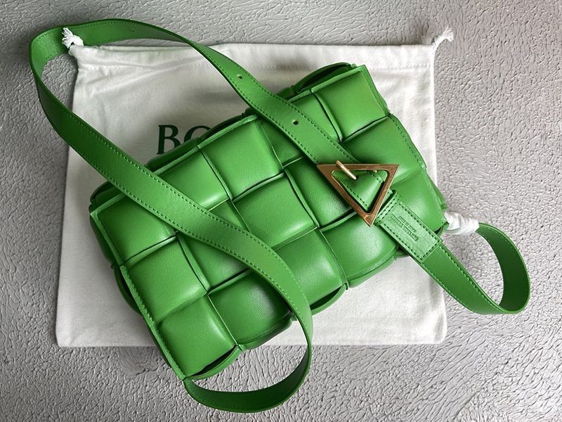 完売必至ボッテガヴェネタ 偽物 パデッド カセット レザー製クロスボディバッグ boh27653最高級