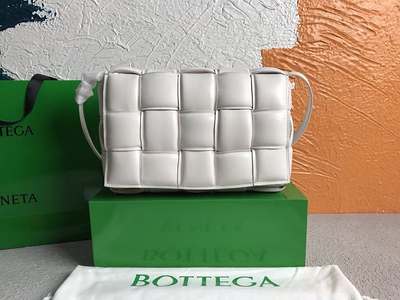 欲しい♡超限定♪ボッテガヴェネタ パデッドカセット スーパーコピー ショルダーバッグ シルバー仕上げ boj78120通販