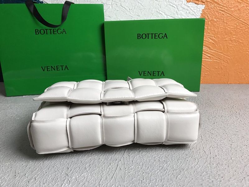 欲しい♡超限定♪ボッテガヴェネタ パデッドカセット スーパーコピー ショルダーバッグ シルバー仕上げ boj78120最高級