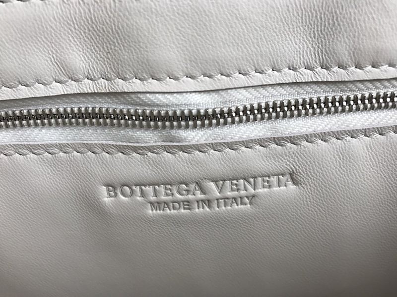 欲しい♡超限定♪ボッテガヴェネタ パデッドカセット スーパーコピー ショルダーバッグ シルバー仕上げ boj78120代引きを販売