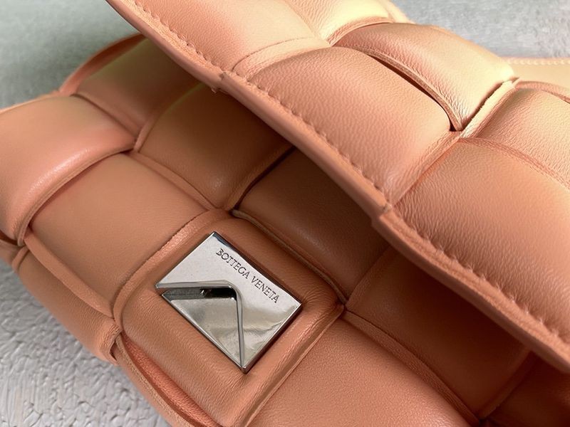 秋冬新作ボッテガヴェネタ パデッド カセット 偽物 レザー製クロスボディバッグ bol58962品質保証