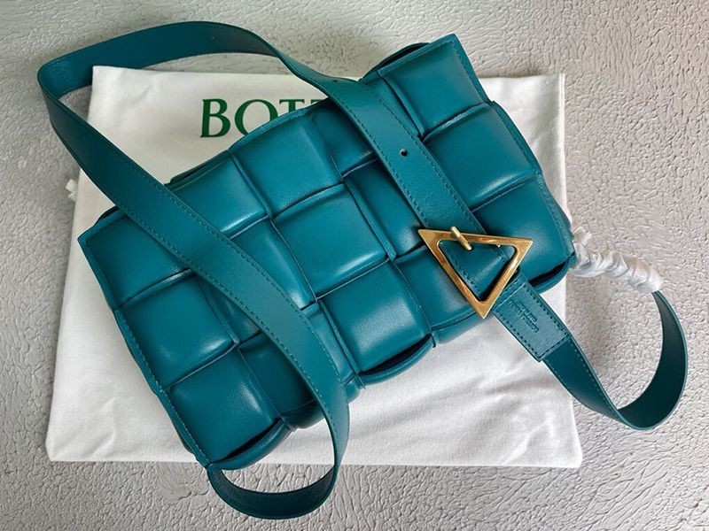 大人気!!新色ボッテガヴェネタ パデッド カセット 偽物レザー製クロスボディバッグ boo08064高い品質
