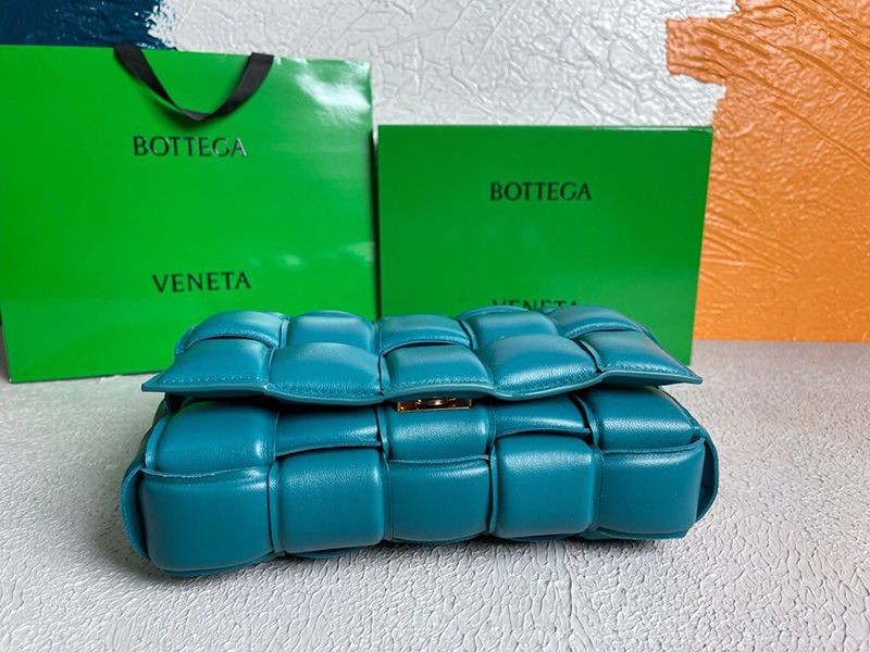 大人気!!新色ボッテガヴェネタ パデッド カセット 偽物レザー製クロスボディバッグ boo08064最高級