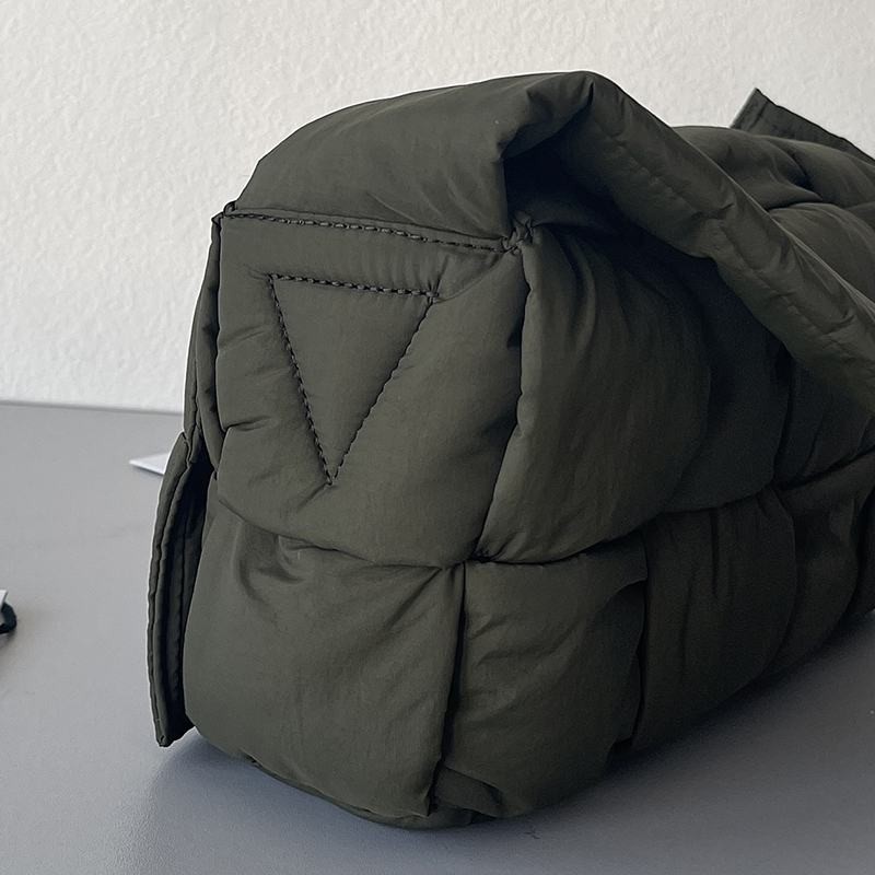 21秋冬新作ボッテガヴェネタ パデッド テック カセット スーパーコピー ミリタリーグリーン boo62818激安送料無料