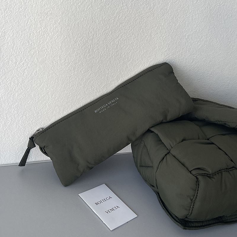 21秋冬新作ボッテガヴェネタ パデッド テック カセット スーパーコピー ミリタリーグリーン boo62818高い品質