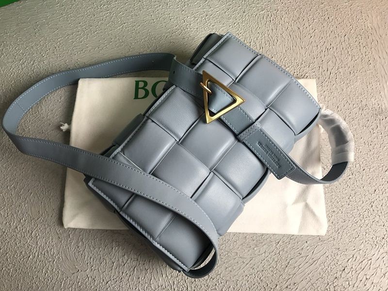 可愛いボッテガヴェネタ パデットカセット コピー ショルダーバッグ ムーングレイ bos27294高い品質