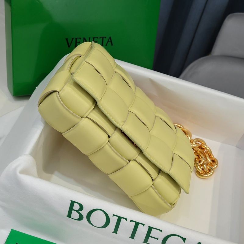 《大人気》ボッテガヴェネタ ザチェーン カセット 偽物 レザー製クロスボディバッグ bos33934人気