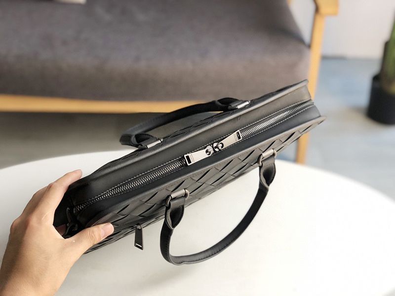 【日本未発売】ボッテガヴェネタ 偽物 イントレチャートレザー ブリーフケース 2WAY bou90773N級品