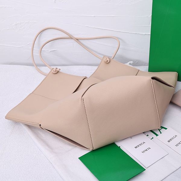 ★日本!!人気！ボッテガ ヴェネタ トートバッグ ラージ 偽物 bow67974高い品質