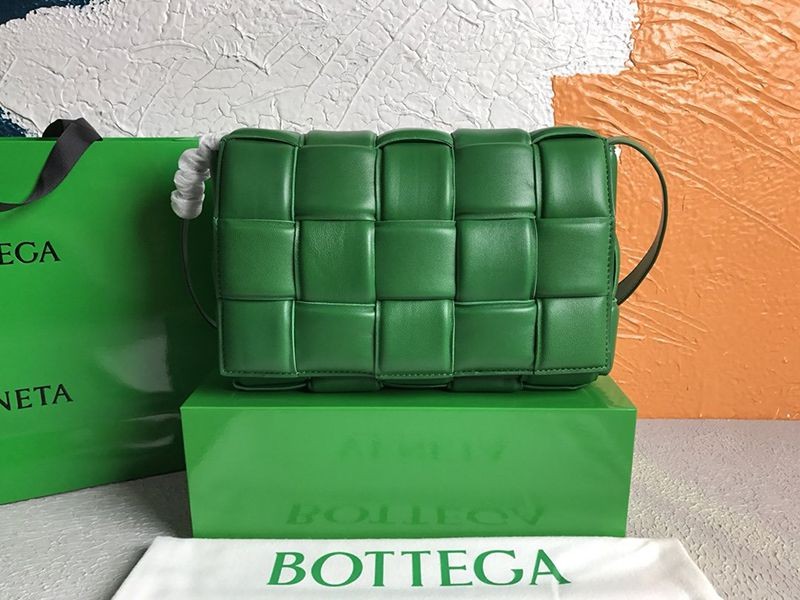 ボッテガヴェネタ スーパーコピー パデッドカセット ショルダーバッグ グリーン boz19602通販