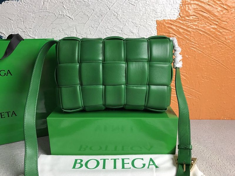 ボッテガヴェネタ スーパーコピー パデッドカセット ショルダーバッグ グリーン boz19602激安送料無料