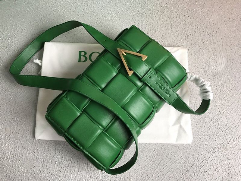 ボッテガヴェネタ スーパーコピー パデッドカセット ショルダーバッグ グリーン boz19602高い品質