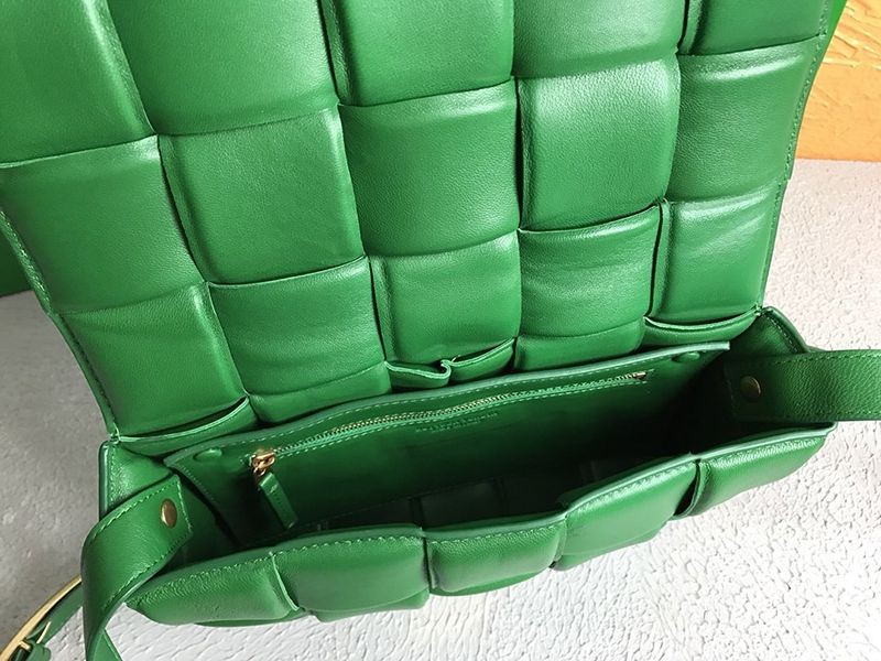 ボッテガヴェネタ スーパーコピー パデッドカセット ショルダーバッグ グリーン boz19602N級品