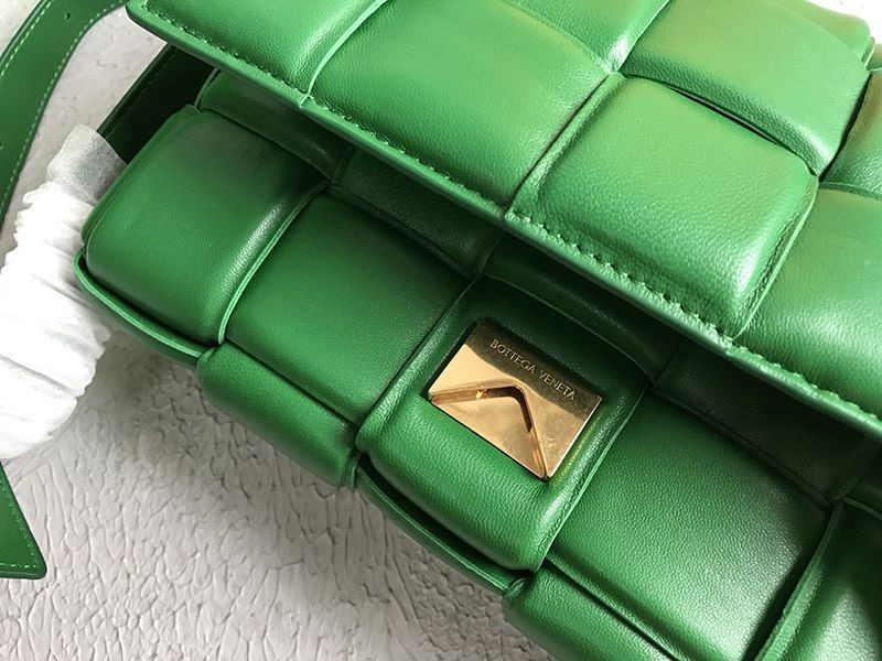 ボッテガヴェネタ スーパーコピー パデッドカセット ショルダーバッグ グリーン boz19602代引きを販売
