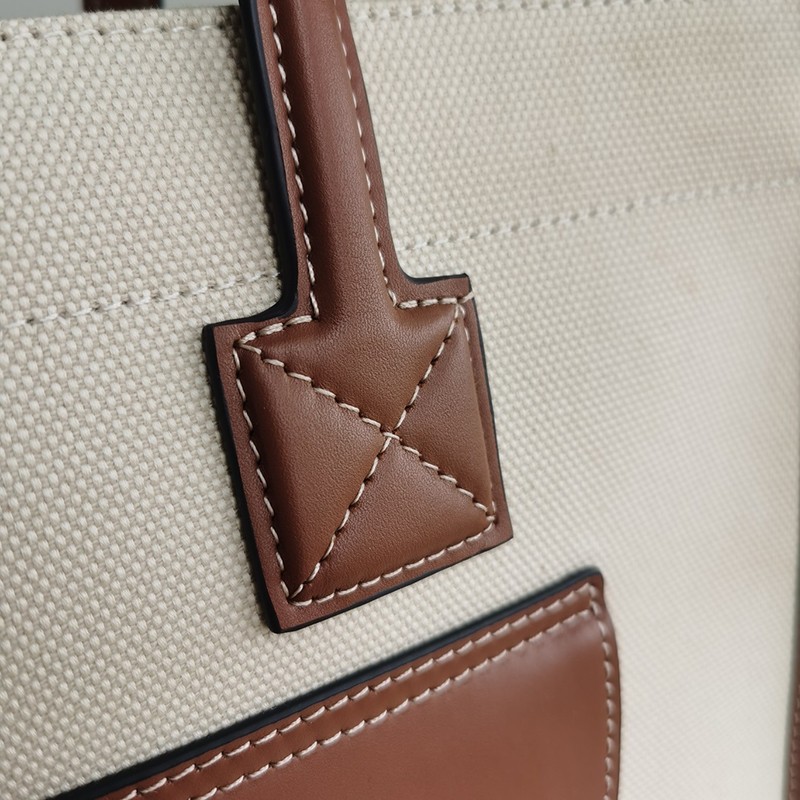 定番バーバリー トートバッグ 偽物通販 スモール SM NEW TOTE 8044138人気